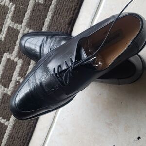 Johnston and Murphy  men's black shoe,sizes 10 1/2 m